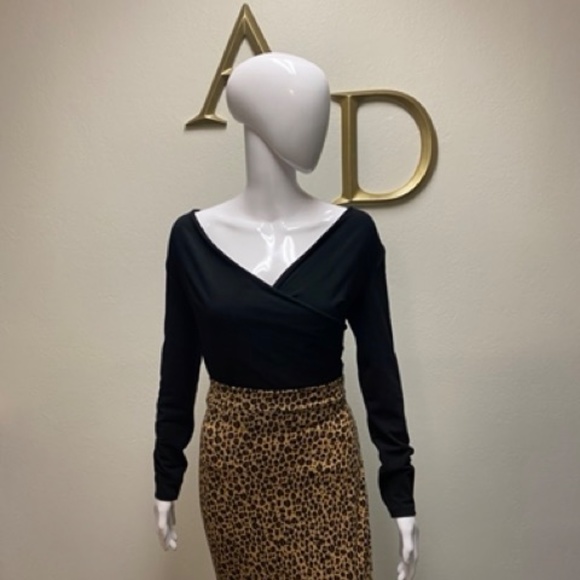 Beautiful Black Wrap Top Ready to Ship for Xmas - Picture 4 of 4